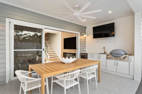 Paradise, 1-2B Bagnall Ave - Water Views, Air Con, Wi-Fi, Dog Friendly - Kawana Tourism 2