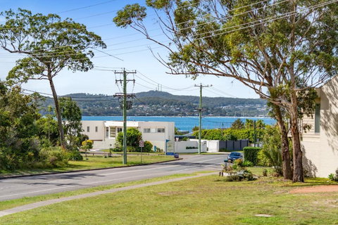 Paradise, 1-2B Bagnall Ave - Water Views, Air Con, Wi-Fi, Dog Friendly - Kawana Tourism 1