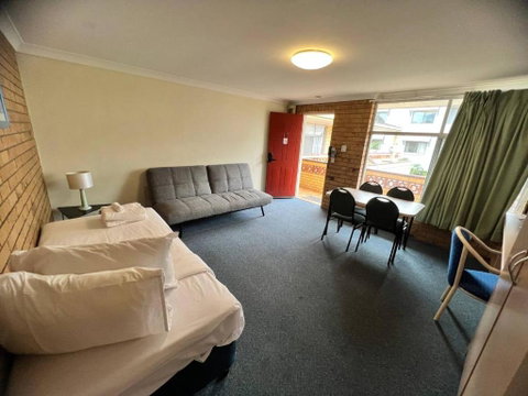 Paramount Motel - Kawana Tourism 1