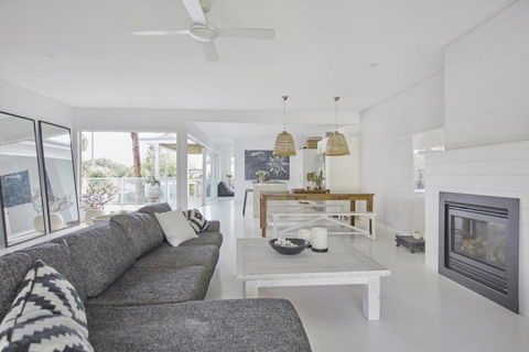 Patrick Street Villa - Kawana Tourism 1