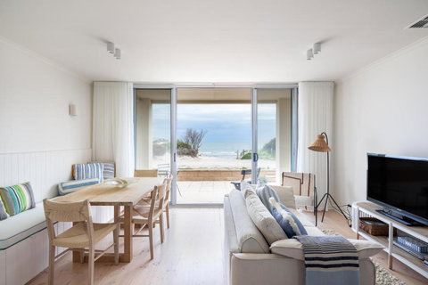 Pearl, Designer Beachfront Retreat, Semaphore Park - Kawana Tourism 3