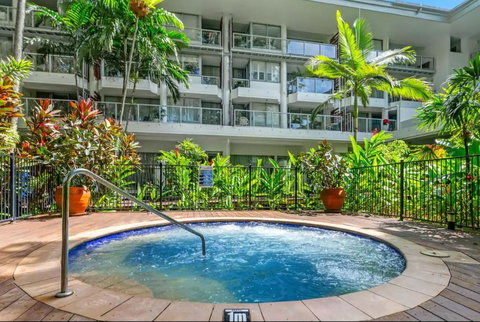 Palm Cove Beachside Apartments - Pool And Garden Views - Kawana Tourism 3