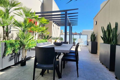 Penthouse With Private Terrace, Parking + 2 Pools - Kawana Tourism 1