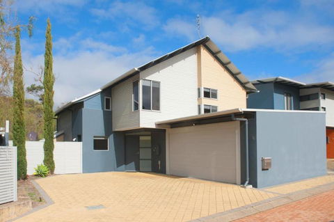 PEPPY TREE HOUSE - Kawana Tourism 0