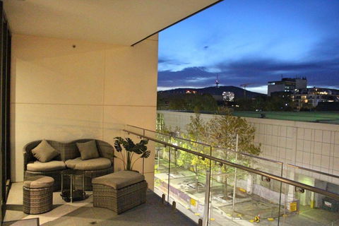 Perfectly Located Modern Apartment - Canberra CBD - Kawana Tourism 0