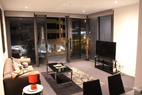 Perfectly Located Modern Apartment - Canberra CBD - Kawana Tourism 1