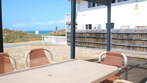 Periwinkle - Beach Front Unit With Foxtel - Kawana Tourism 0