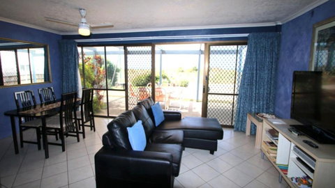 Periwinkle - Beach Front Unit With Foxtel - Kawana Tourism 3