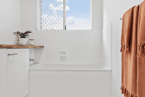 Pet & Family Friendly Central - Kawana Tourism 2