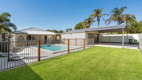 Pet Friendly Beachside Hideaway With Pool - Kawana Tourism 0