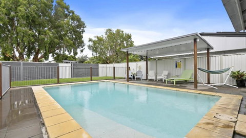 Pet Friendly Beachside Hideaway With Pool - Kawana Tourism 1