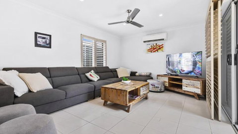 Pet Friendly Beachside Hideaway With Pool - Kawana Tourism 2