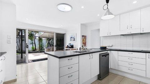 Pet Friendly Beachside Hideaway With Pool - Kawana Tourism 3