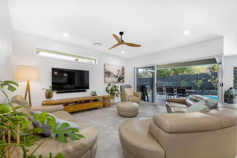 Pet Friendly Holiday Home With Pool On Alex - Kawana Tourism 2