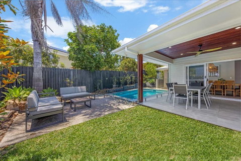 Pet Friendly Holiday Home With Pool On Alex - Kawana Tourism 3