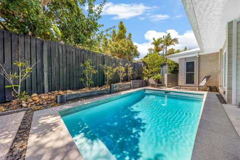 Pet Friendly Holiday Home With Pool On Alex - Kawana Tourism 1