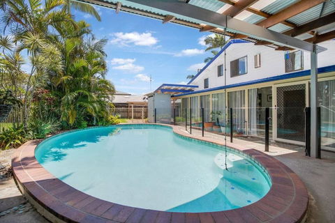 Pet Friendly Mooloolaba- Pool - Kawana Tourism 0