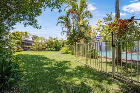Pet Friendly Mooloolaba- Pool - Kawana Tourism 1