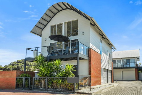 Pine Beach Villa Fabulous Sea Views - Kawana Tourism 0