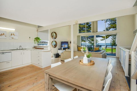 Pine Beach Villa Fabulous Sea Views - Kawana Tourism 3