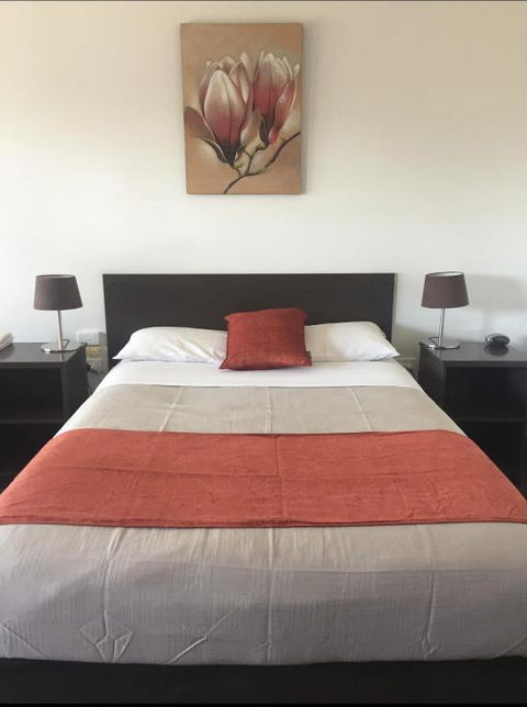 Ploughmans Motor Inn - Kawana Tourism 2