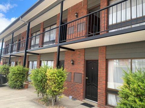 Ploughmans Motor Inn - Kawana Tourism 3