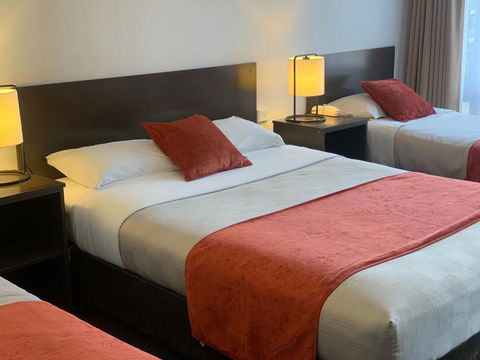 Ploughmans Motor Inn - Kawana Tourism 1