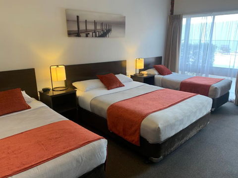 Ploughmans Motor Inn - Kawana Tourism 0