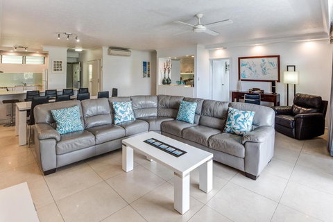 POINCIANA 101 HAMILTON ISLAND CENTRALLY LOCATED 3 BEDROOM, Plus BUGGY!! - Kawana Tourism 2