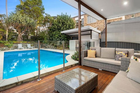 Pool Side Luxury Pet Friendly - Walk To The Beach - Kawana Tourism 1