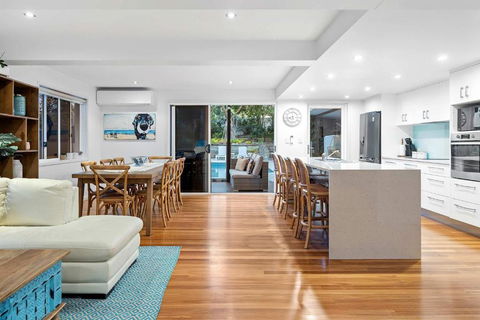 Pool Side Luxury Pet Friendly - Walk To The Beach - Kawana Tourism 2