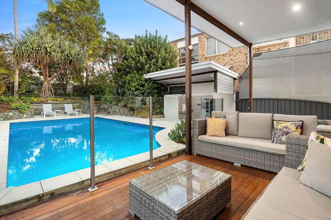 Pool Side Luxury Pet Friendly - Walk To The Beach - Kawana Tourism 0
