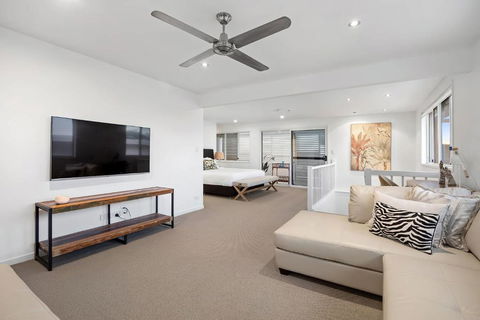 Pool Side Luxury Pet Friendly - Walk To The Beach - Kawana Tourism 3