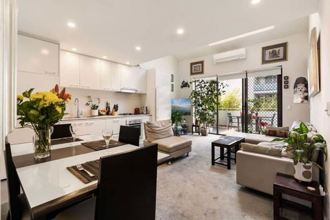 Poolside Apartment Opposite Redfern Park - Kawana Tourism 0