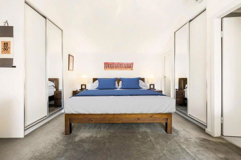 Poolside Apartment Opposite Redfern Park - Kawana Tourism 2