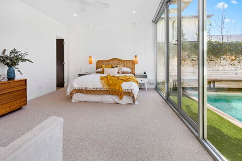 Poolside Paradise Mount Eliza - Kawana Tourism 3