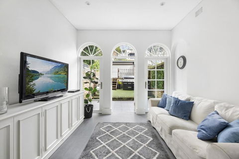 Pet Friendly Paddo Terrace - Kawana Tourism 0