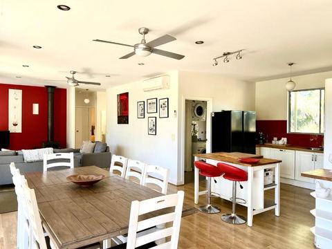 Powers Retreat Holiday House - Kawana Tourism 0