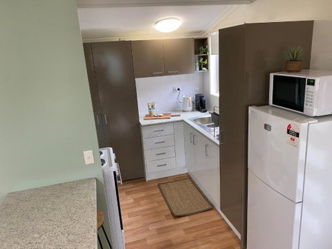 Private Guesthouse - Pet Friendly - Walk To Beach - Kawana Tourism 1