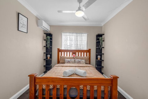 Quaint 2 Bedroom Fully Furnished Cottage - Kawana Tourism 1