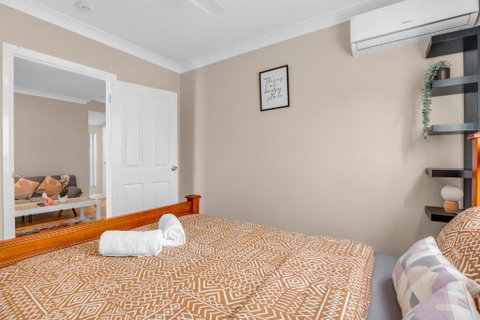 Quaint 2 Bedroom Fully Furnished Cottage - Kawana Tourism 2