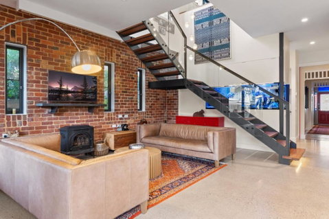 Quaint 4-Bed With Backyard 5-Min To The Beach - Kawana Tourism 0