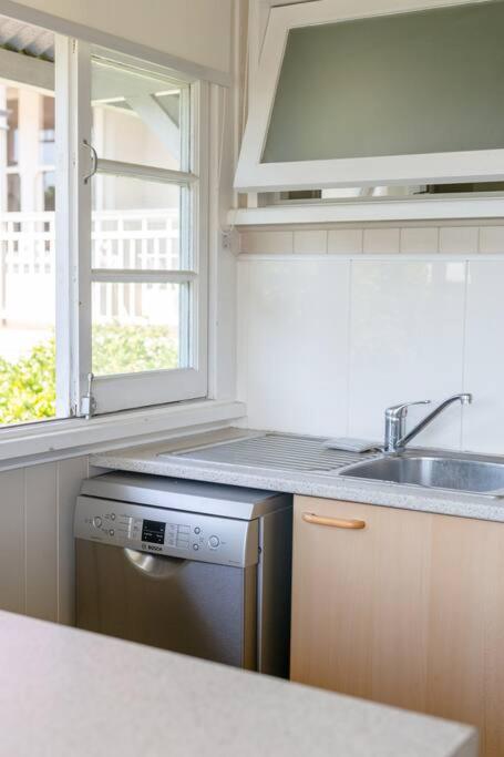 Quaint & Cosy 1 Bedroom Apartment In Queenslander. - Kawana Tourism 2