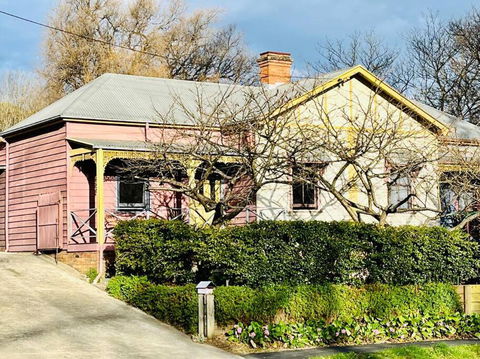 Quarryman Cottage @ 102 - Kawana Tourism 0