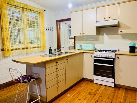 Quarryman Cottage @ 102 - Kawana Tourism 3