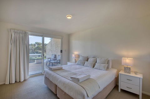 Quarterdeck Apartment - Kawana Tourism 2