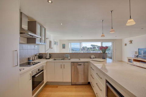 Quarterdeck Apartment - Kawana Tourism 3
