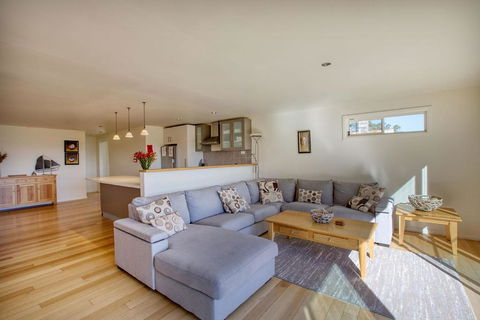 Quarterdeck Apartment - Kawana Tourism 1