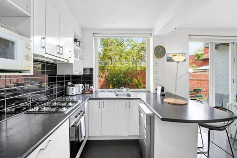 Quiet And Peaceful Beachside 1BR Retreat W Parking - Kawana Tourism 1