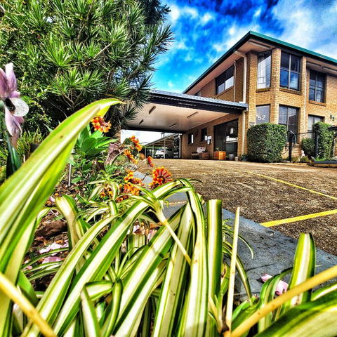 Raceview Motor Inn - Kawana Tourism 0